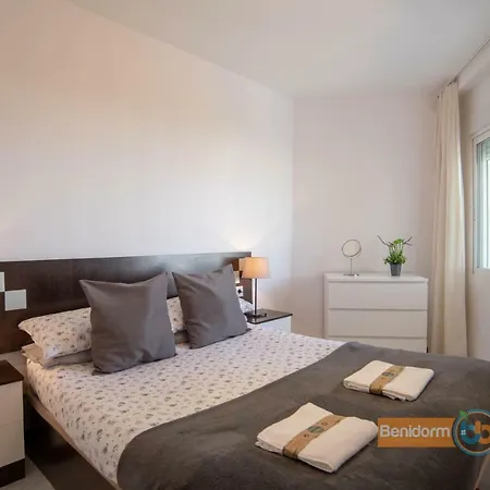 Family & Friends Getaway - Pool - Balcony - Sleeps 6 Free Parking - Wifi And Netflix 8-E Benidorm