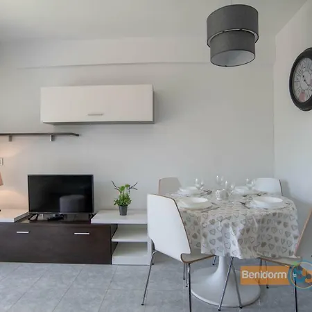 Apartment Family & Friends Getaway - Pool - Balcony - Sleeps 6 Free Parking - Wifi And Netflix 8-E