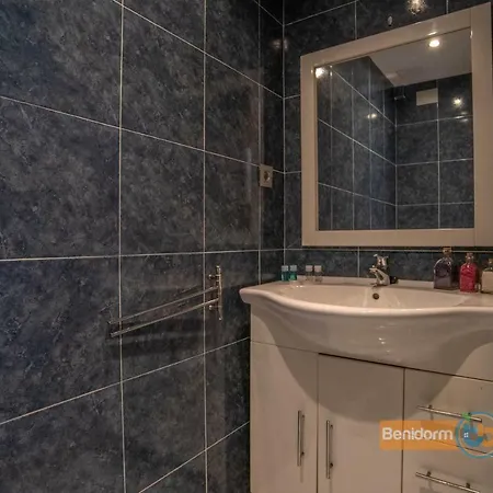 Apartment Family & Friends Getaway - Pool - Balcony - Sleeps 6 Free Parking - Wifi And Netflix 8-E Benidorm