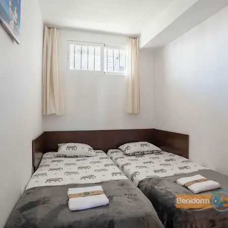 Family & Friends Getaway - Pool - Balcony - Sleeps 6 Free Parking - Wifi And Netflix 8-E Benidorm